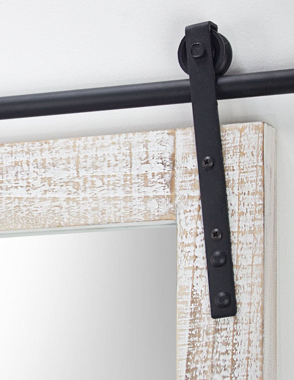 Espejo decorativo de pared con puerta de granero de granja encalada