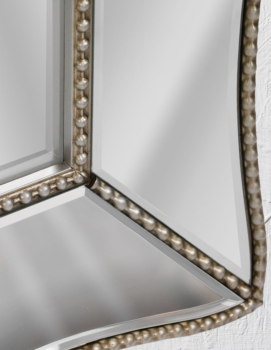 Espejo decorativo con marco festoneado de cristal con cuentas plateadas champán