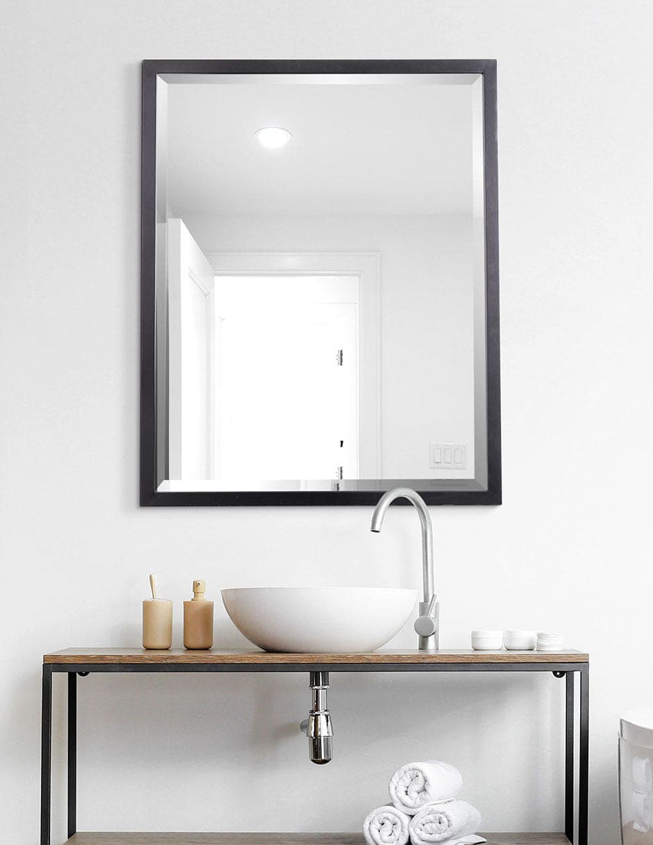 Espejo decorativo rectangular con borde biselado y marco de metal negro
