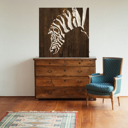 Zebra blanca en madera oscura - Chris Paschke