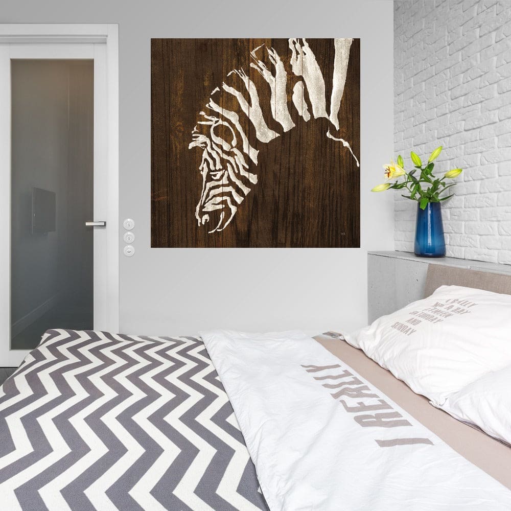 Zebra blanca en madera oscura - Chris Paschke
