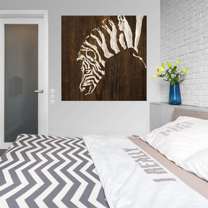 Zebra blanca en madera oscura - Chris Paschke