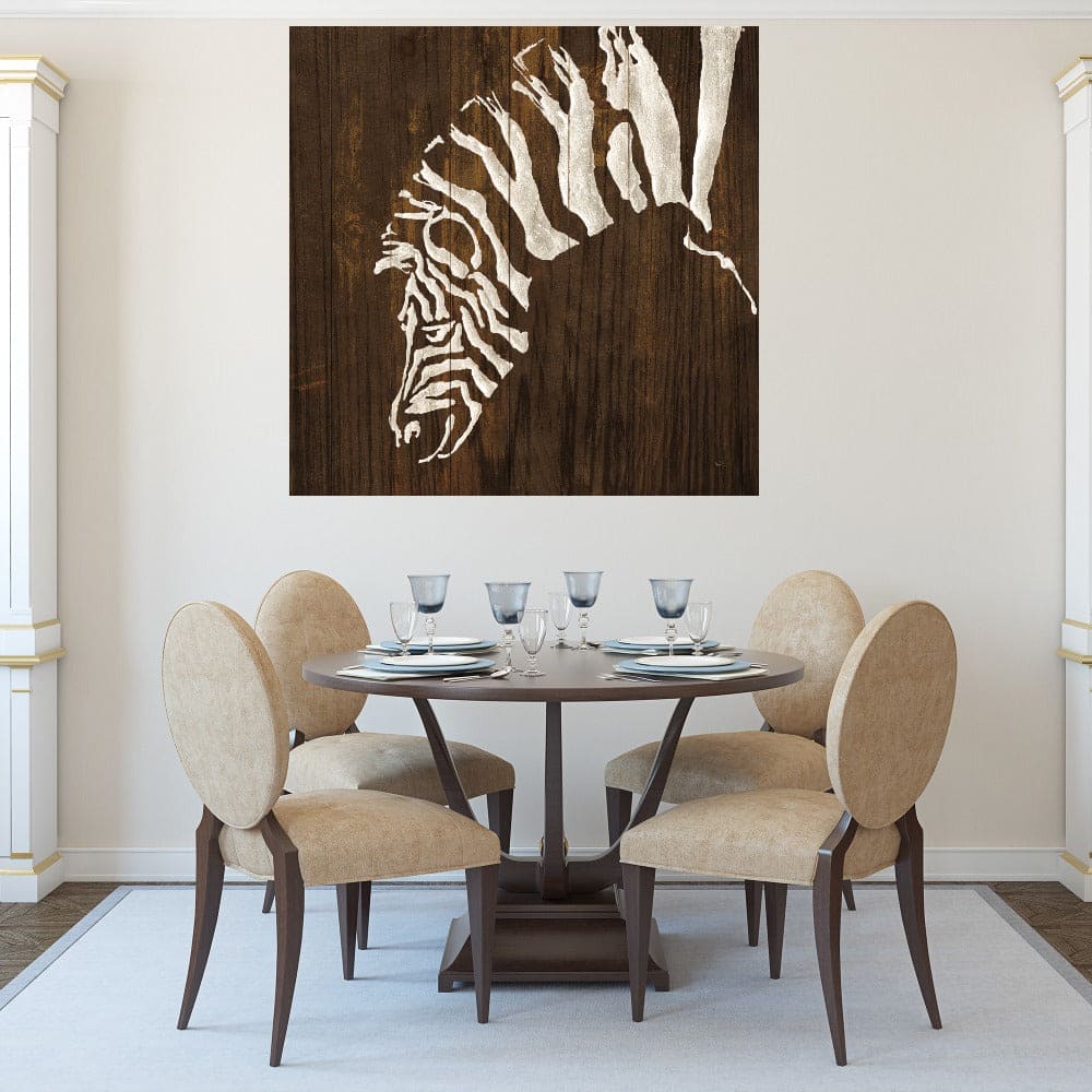 Zebra blanca en madera oscura - Chris Paschke