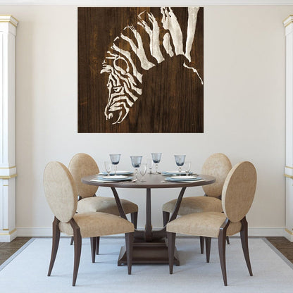 Zebra blanca en madera oscura - Chris Paschke