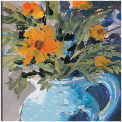 Margaritas naranjas en jarrón azul - Jane Slivka