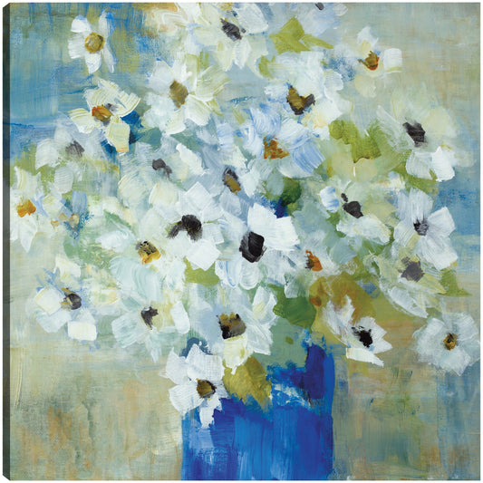 Estallido de flores blancas en jarrón azul - Lanie Loreth