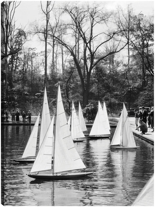 Barcos de juguete en el lago - Vintage Images