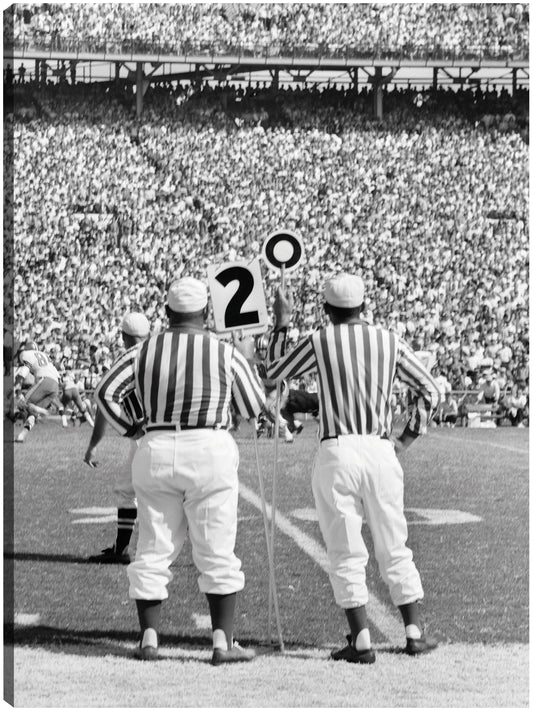 Dos árbitros de fútbol - Vintage Images