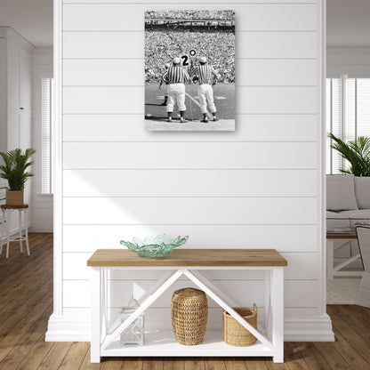 Dos árbitros de fútbol - Vintage Images