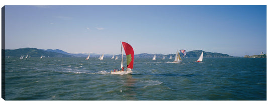Velero rojo en la bahía - Panoramic Images