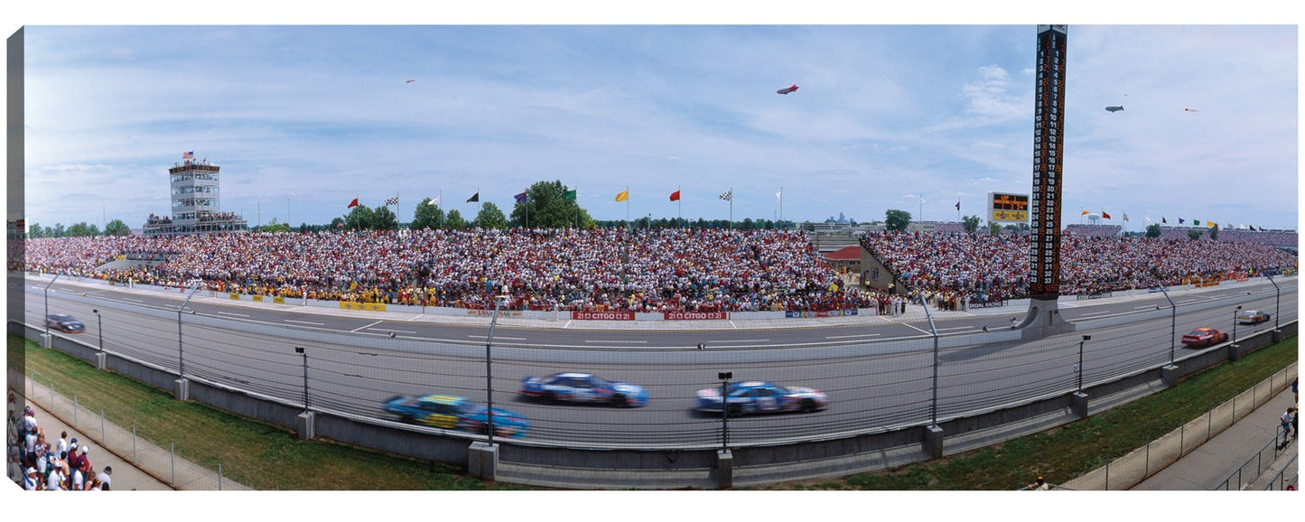 Coches deportivos en la pista - Panoramic Images