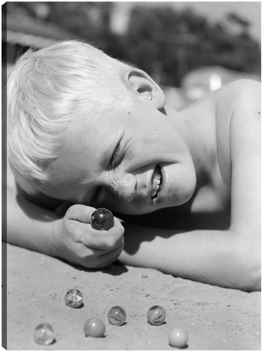 Disparando a Marbles Boy - Vintage Images