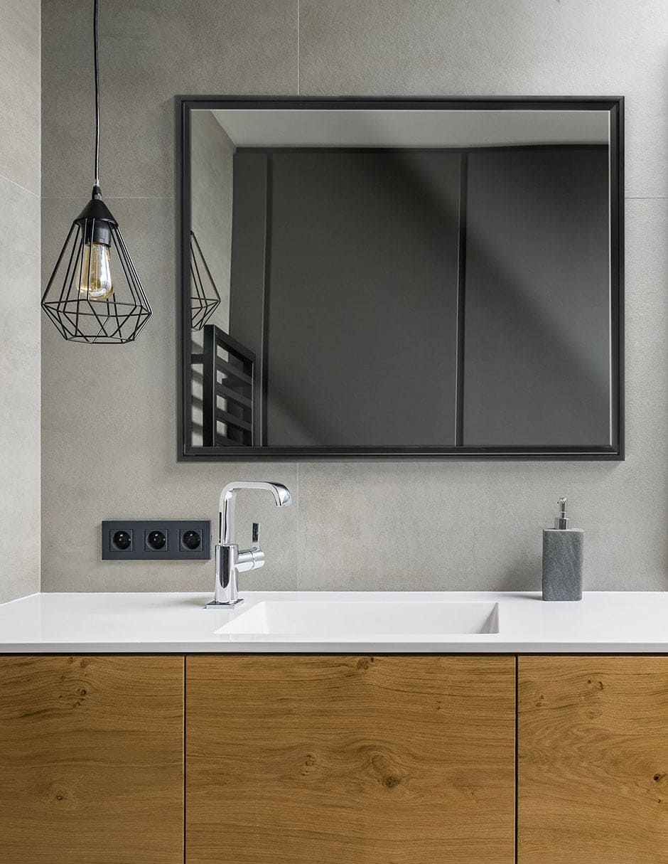 Espejo decorativo de pared con marco flotante negro brillante